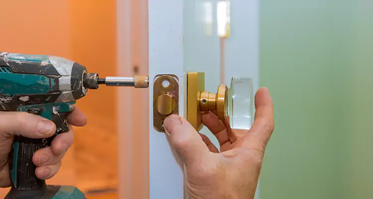 Broken Door Knob Fix in Bloomingdale, FL