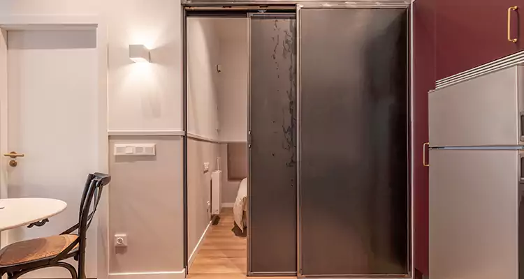 We Fix Closet Sliding Door in Bloomingdale, FL 